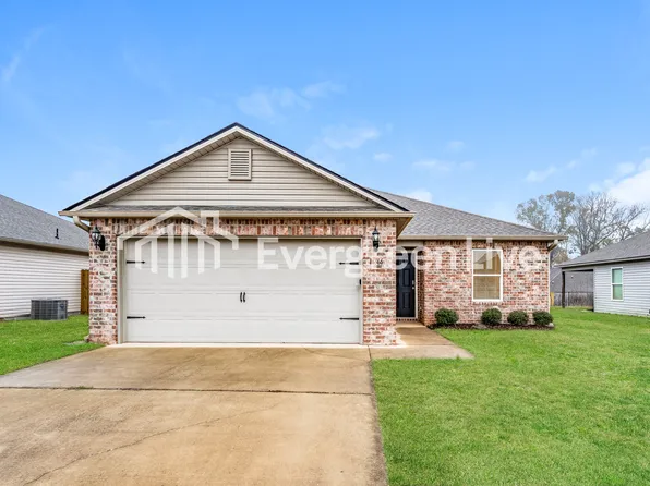 16366 Creek Dr, Moundville, AL 35474