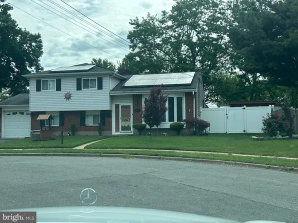69 Lakeview Ct, Hamilton, NJ 08620