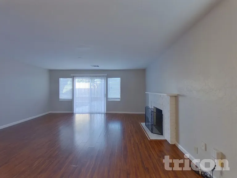 1928 Glenwood Dr — Photo 2