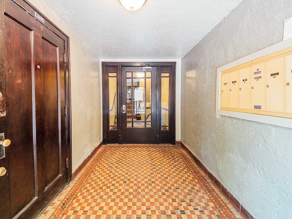 2348 W. Addison - Lobby