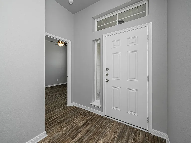 521 Fallbrook Dr — Photo 2