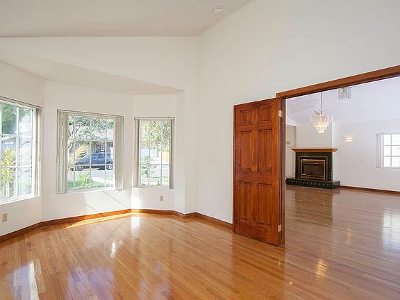 5th image of 2437 Bywood Dr