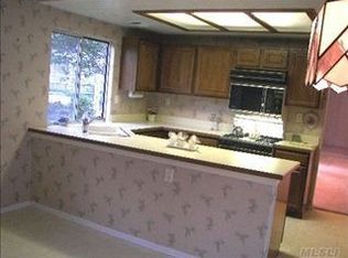 9 Wainscott Ct, Ridge, NY 11961