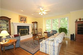 3rd image of 832 Scott Dr