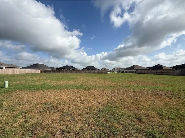 7808 Leadtree Dr, Navasota, TX 77868