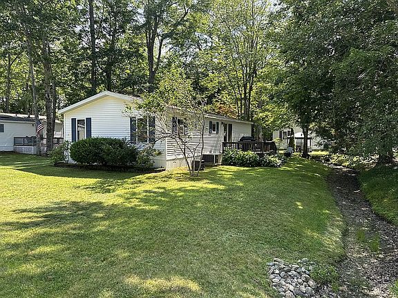 3rd image of 5 Rockland Dr