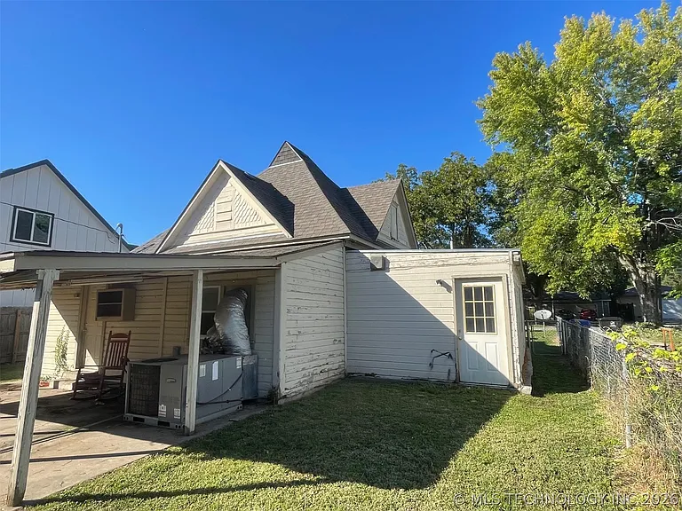 409 W Commercial St — Photo 4