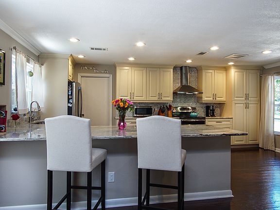 4th image of 804 Camellia Dr