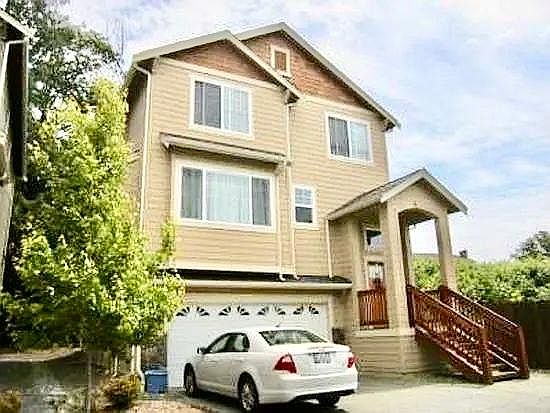 Beautiful newer construction townhouse in Lynnwood. Safe and convenient neighborhood.
