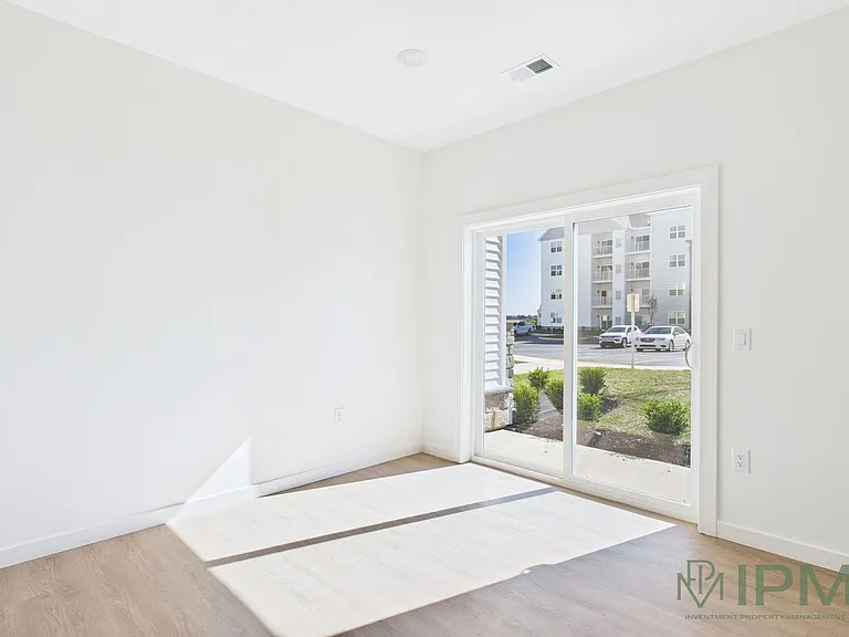 98 Penn Place — Photo 48
