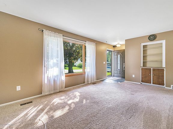 4th image of 4557 Seneca Dr