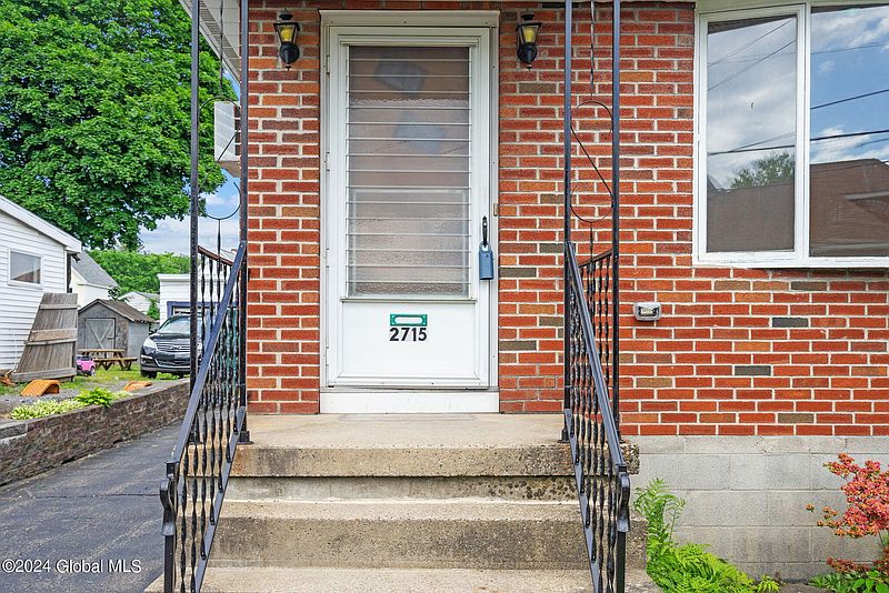 3rd image of 2715 Plunkett Avenue