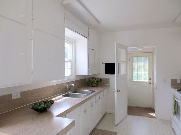 5th image of 1015 Tullis St NE