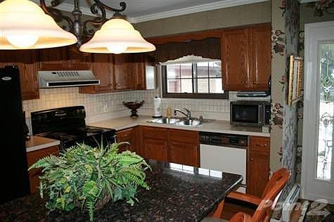 4th image of 10049 Arlington Cir