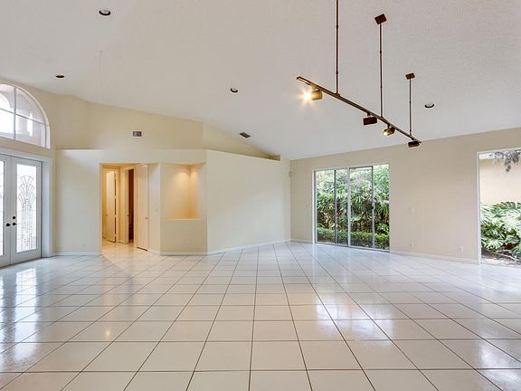 4th image of 10818 Fairmont Village Dr