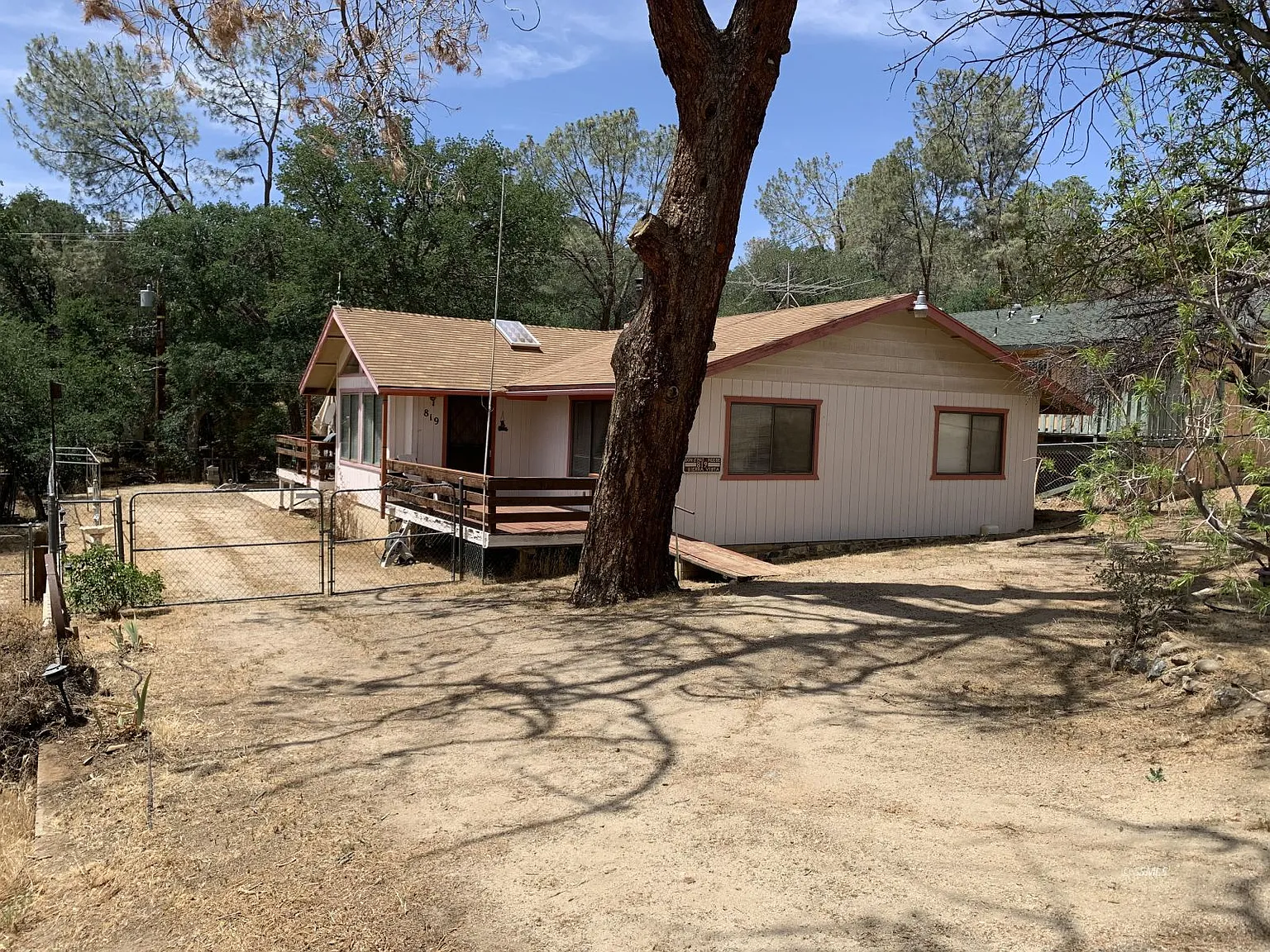 819 Sierra Vista Dr photo 1