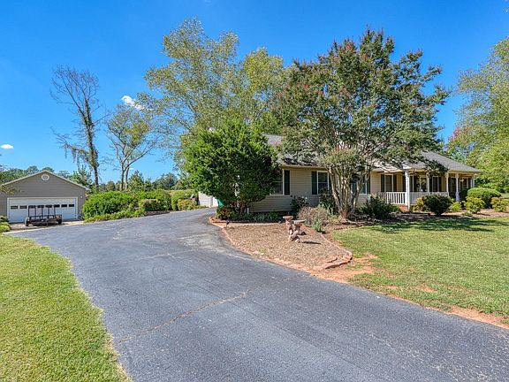 2nd image of 404 Cresthaven Dr