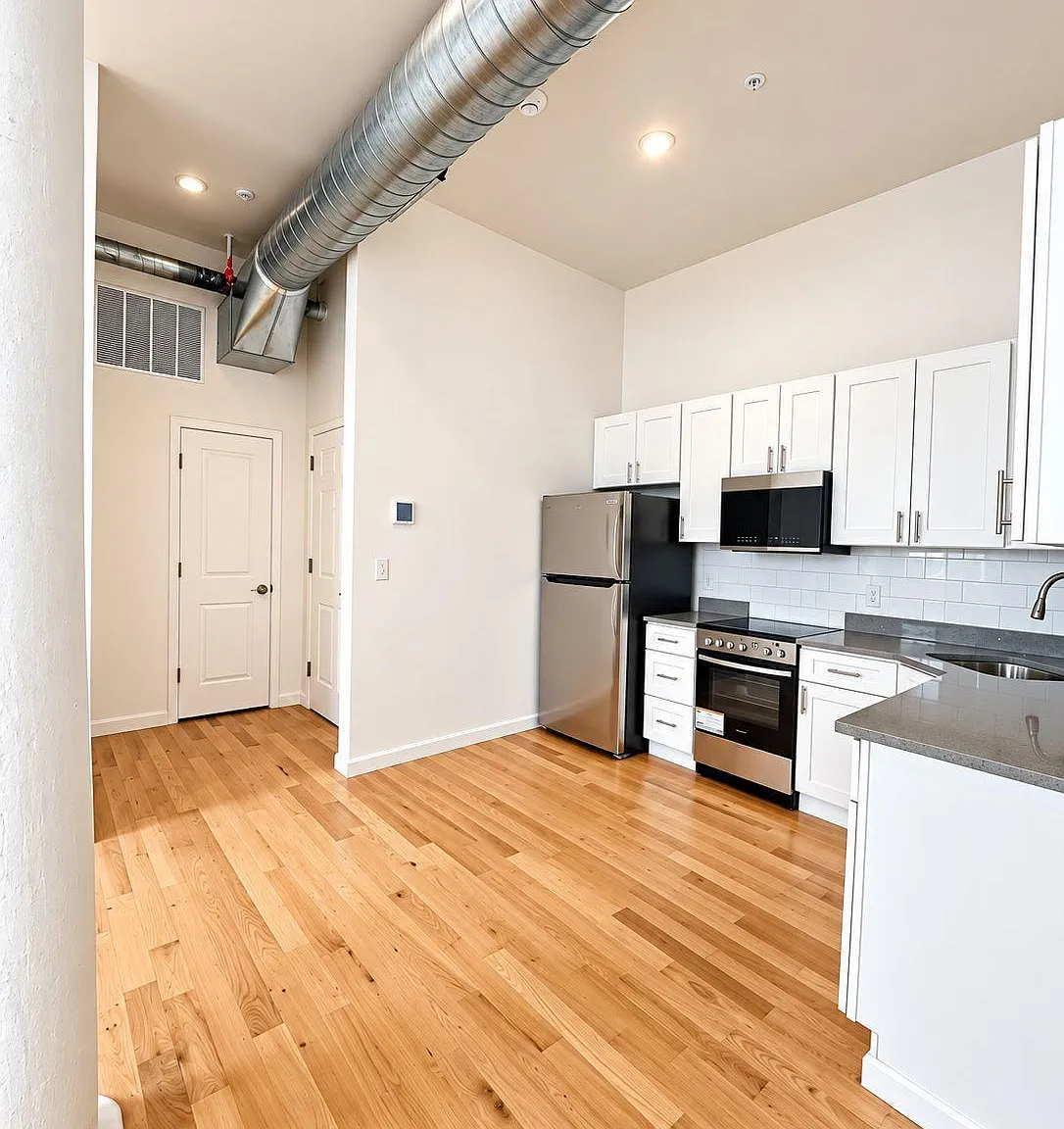 2 bed, 1.0 bath, 808 sqft, $2,100 — Photo 2