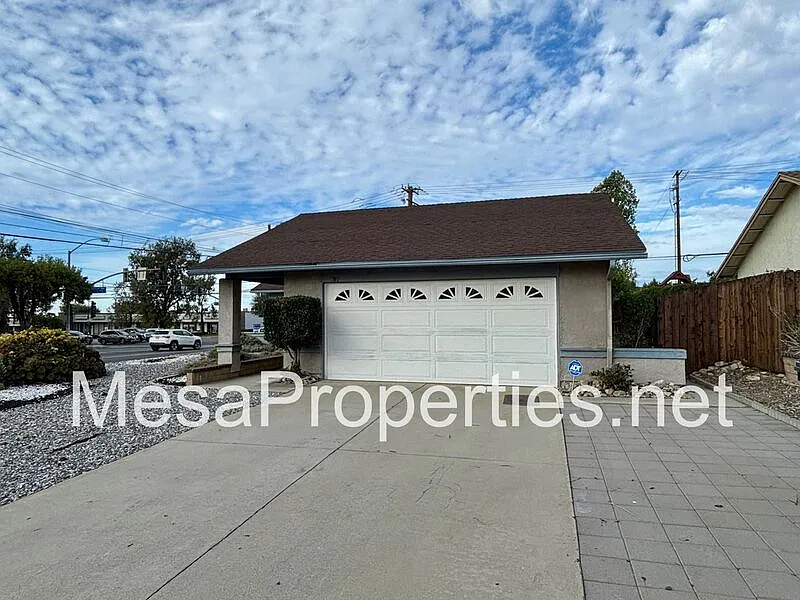 3 bed, 2.0 bath, 1485 sqft, $2,775 — Photo 2