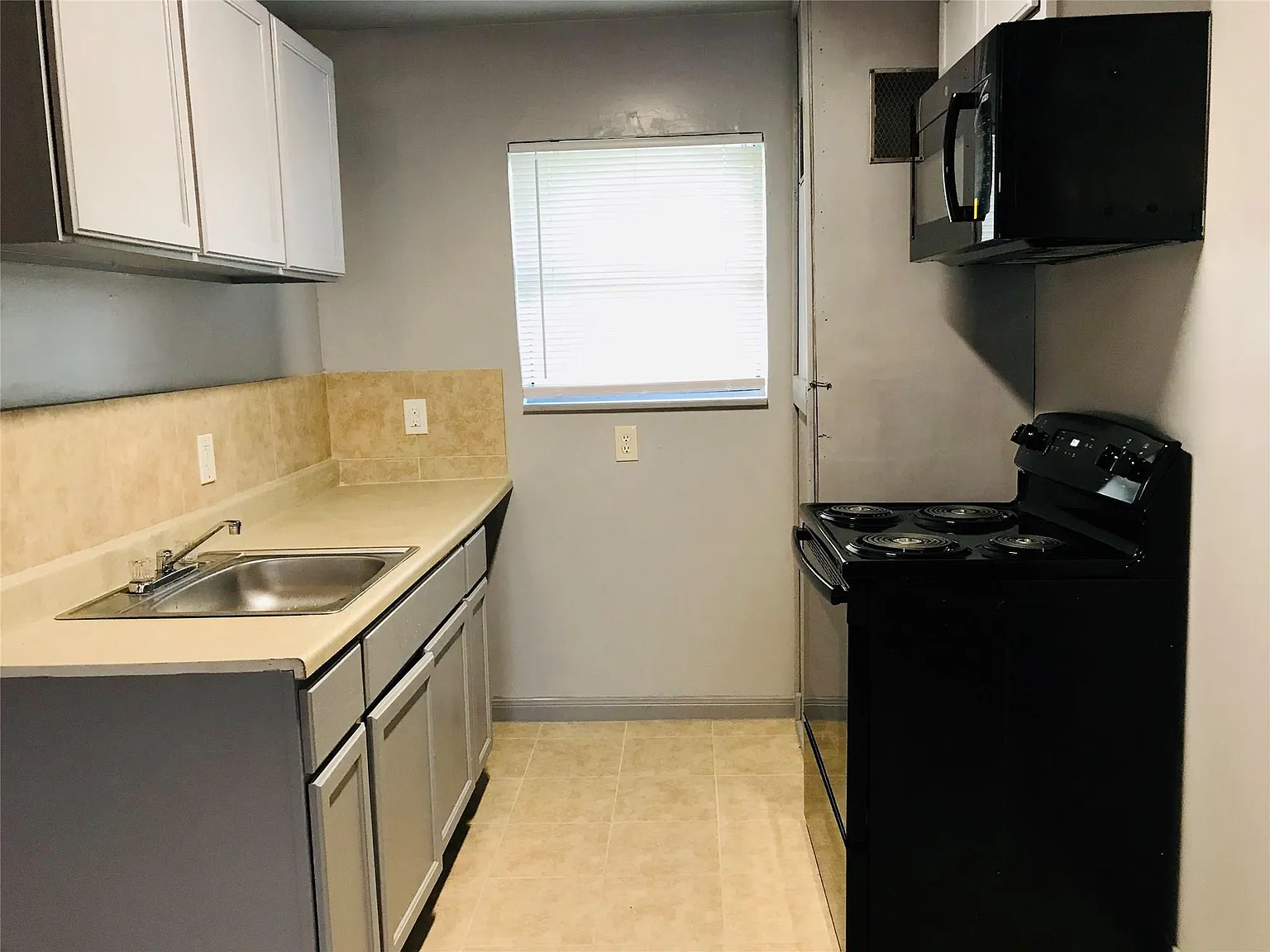 2 bed, 1.0 bath, 650 sqft, $900 — Photo 1