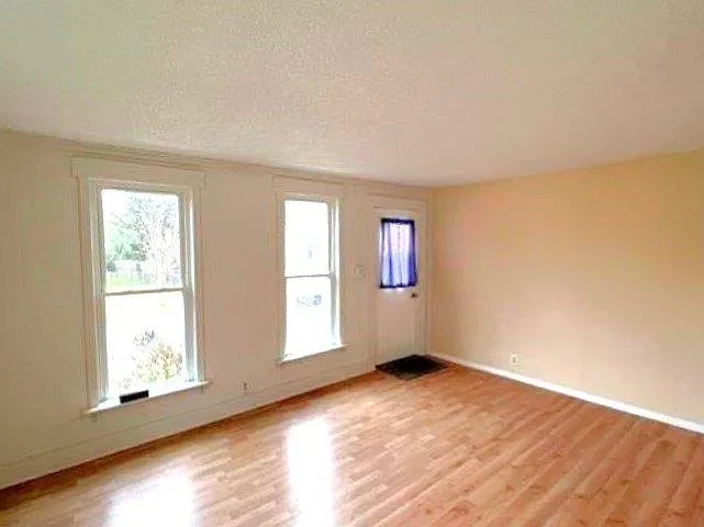 2 bed, 1.0 bath, 900 sqft, $900 — Photo 2