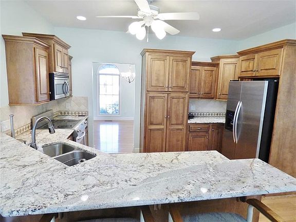 5th image of 3824 Stratford Dr