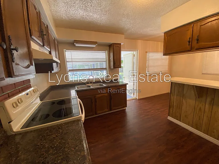 7906 Suncoast Dr — Photo 6