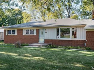 2902 Lacota Rd, Waterford, MI 48328