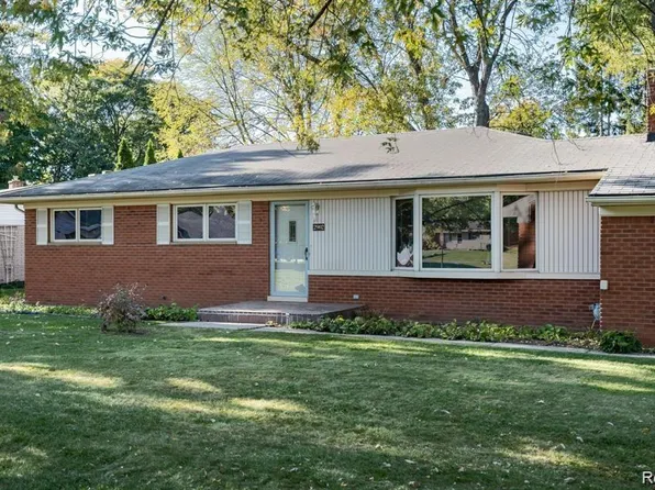 2902 Lacota Rd, Waterford, MI 48328