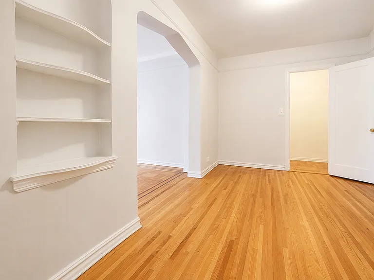 820 E 10th St #2D — Photo 4