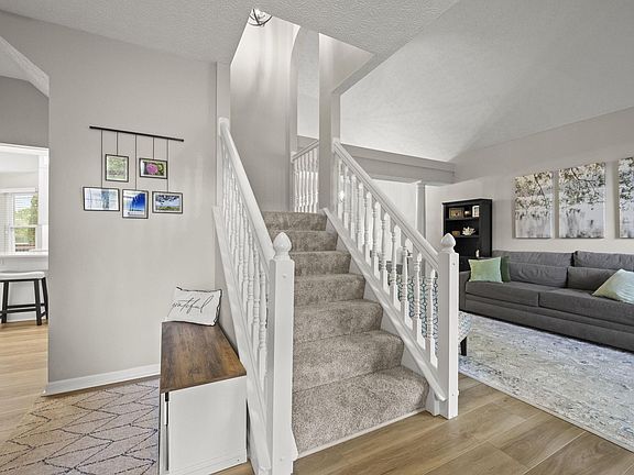 3rd image of 859 Dunvegan Ct