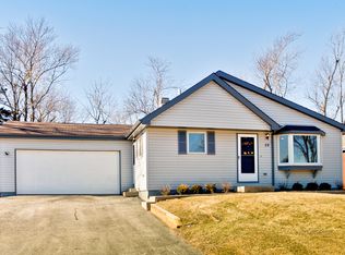 58 Hickory Dr, Lindenhurst, IL 60046