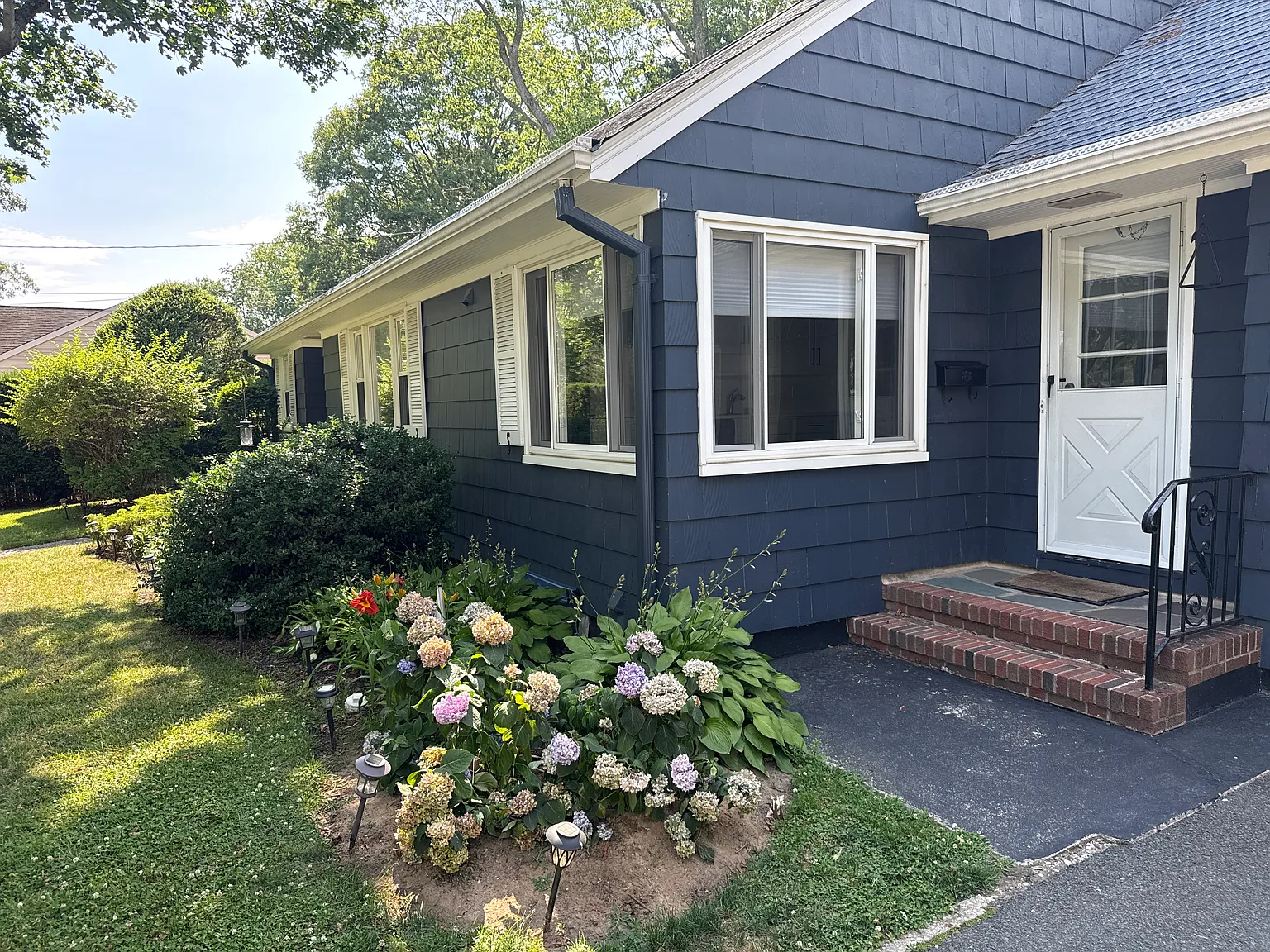 190 Ackerly St — Photo 2