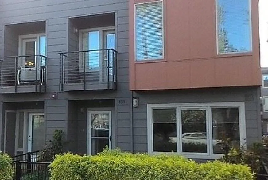 7577 N Leavitt Ave photo 1