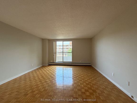 4th image of 33 Leaside Dr #402