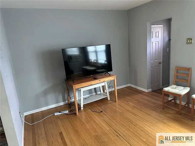 351 Metlars Ln — Photo 4