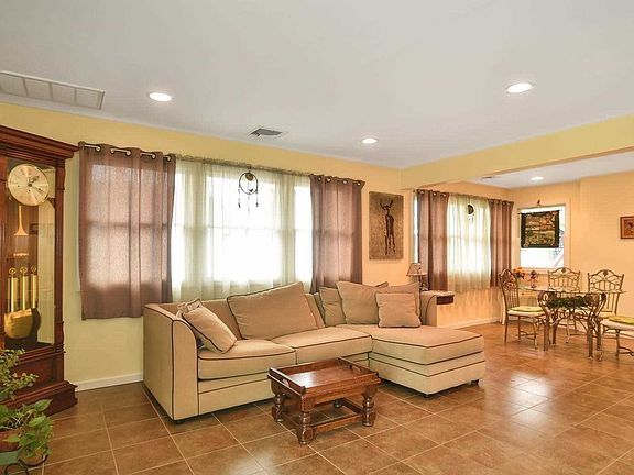 4th image of 4 Lauren Ln
