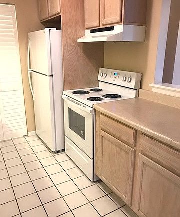 3rd image of 960 N Lakeside Dr APT 1C