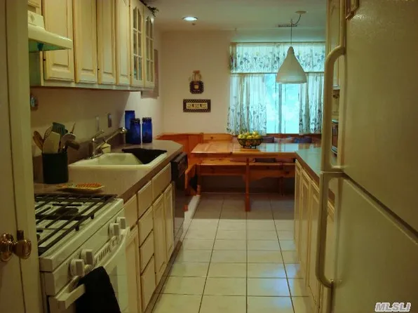 175 Skyline Dr, Coram, NY 11727