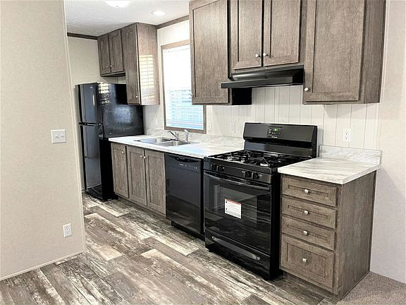 3rd image of 396 Daren Dr
