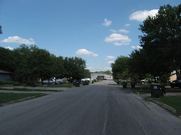 3rd image of 517 Parkdale Dr