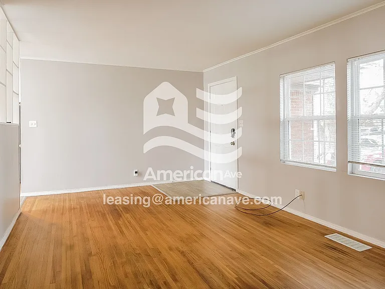 1244881_003_wm_-_living_room_13385776.jpg