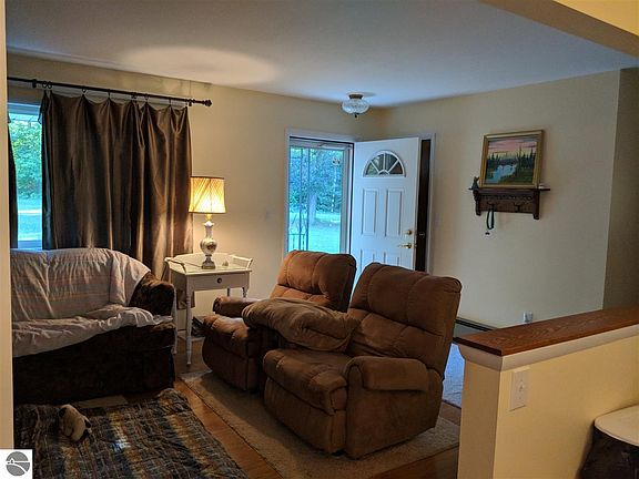 3rd image of 264 River Dr