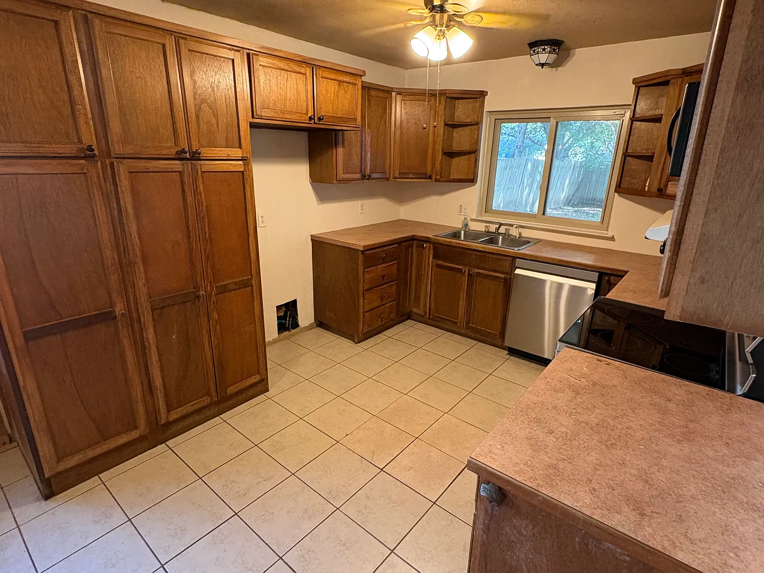 3 bed, 1407 sqft, $2,000 — Photo 2
