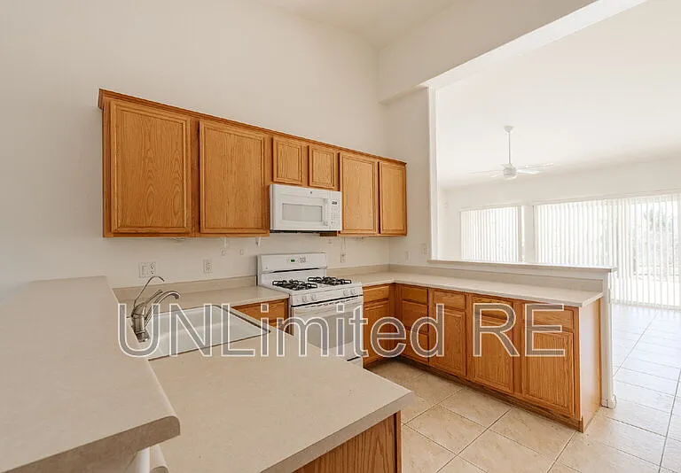 1865 W Wagon Wheel Rd — Photo 10