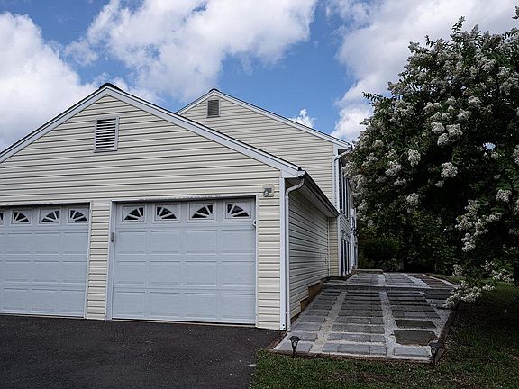 2nd image of 20031 Great Falls Forest Dr