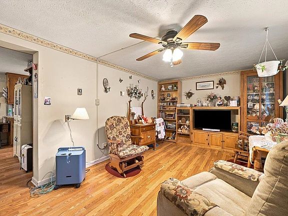 2nd image of 906 Boyers Rd