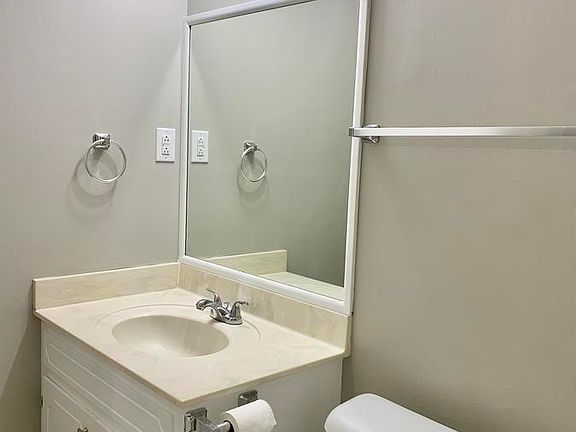 5th image of 520 Hietts Ln APT E