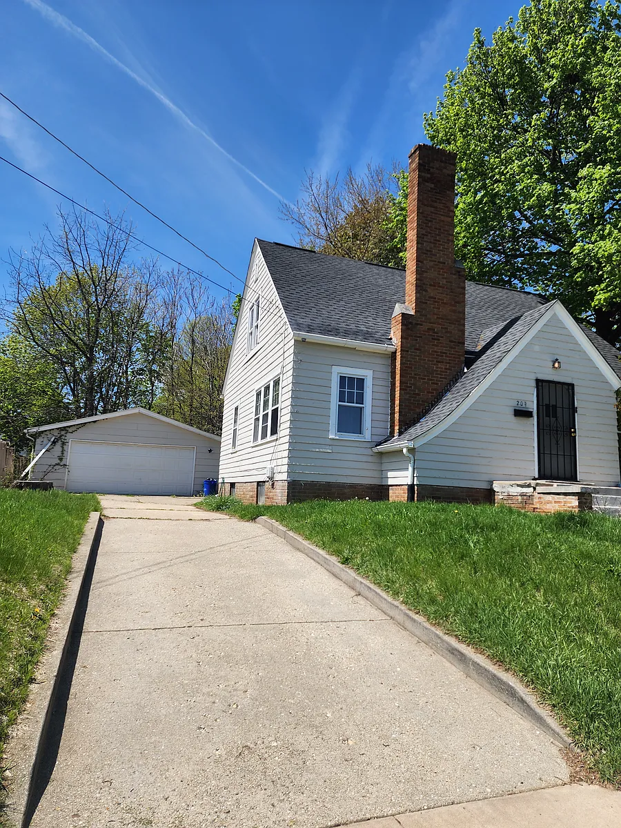 Building Photo - 209 S Johnston Ave