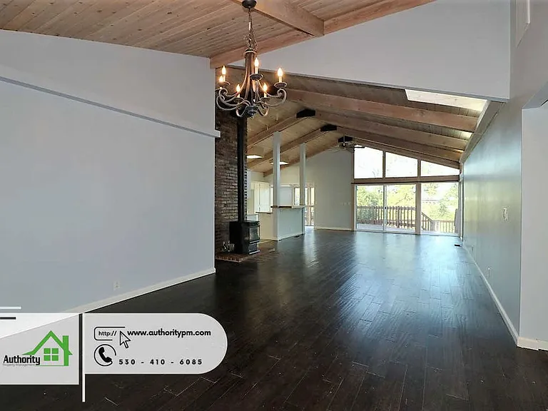 875 Lakeview Dr — Photo 8